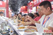 梦见中考“嗦粉”经济火热 中国多地“食力”出圈
